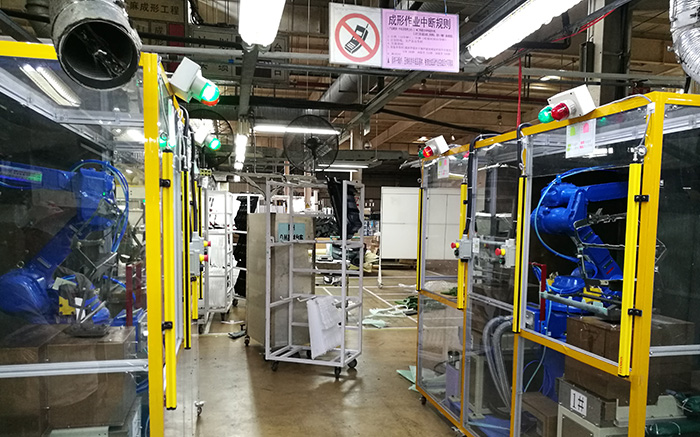 機(jī)器人噴膠汽車內(nèi)飾件